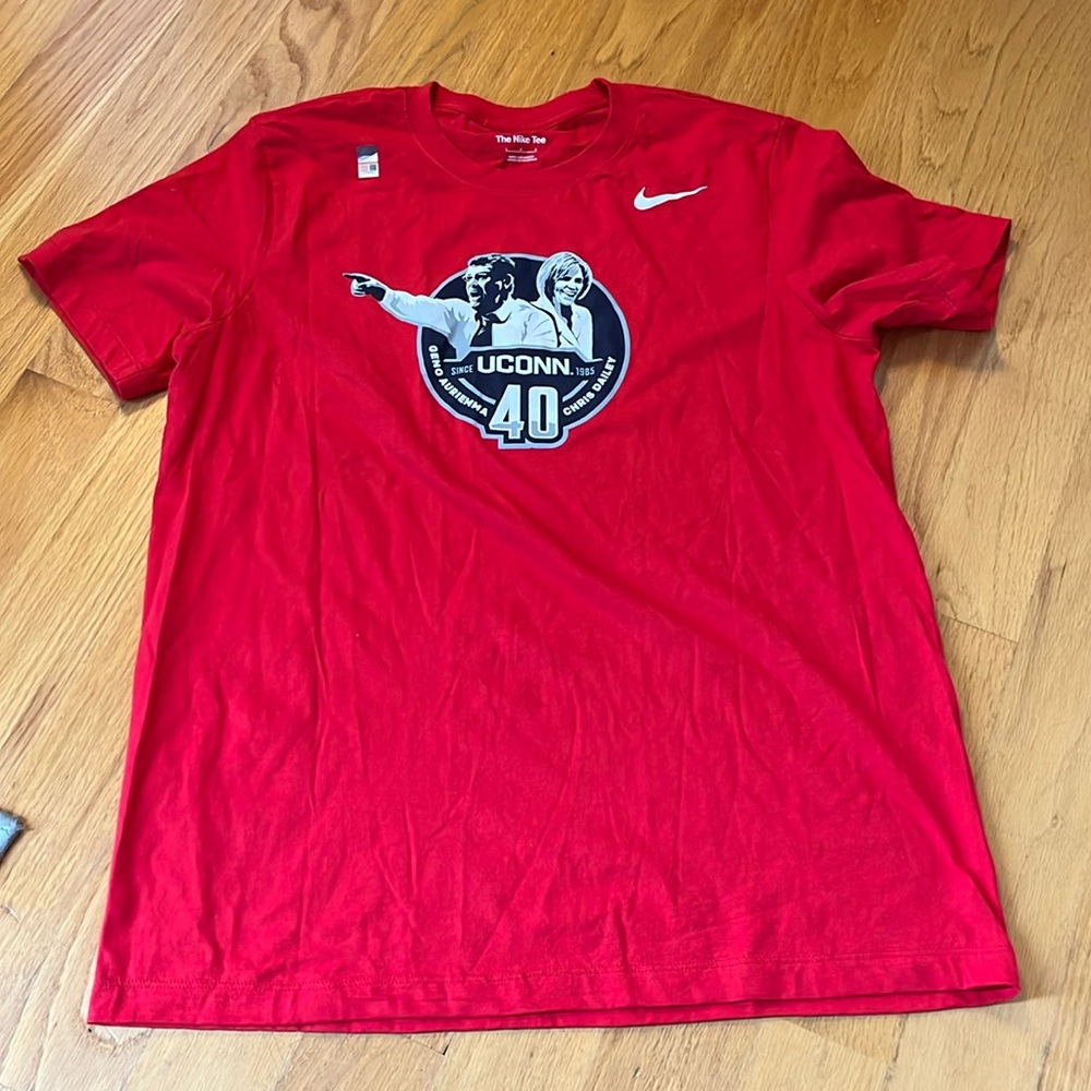 Nike UConn 40th Anniversary Basketball T-Shirt  size L red Geno Auriemma